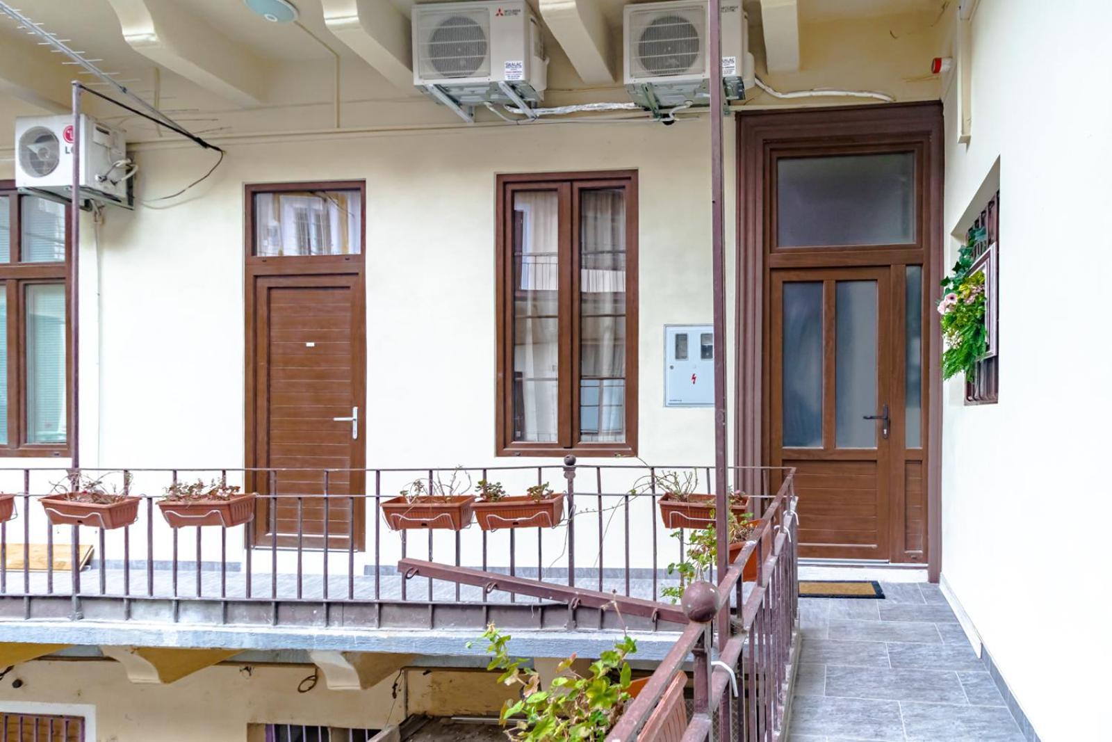 Mandina Studios On A Main Square Загреб Екстериор снимка